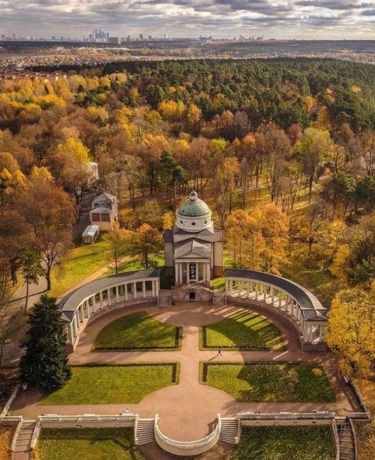 Самые красивые усадьбы и парки Москвы и Подмосковья для ваших осенних поездок и любования осенью: 
1⃣..