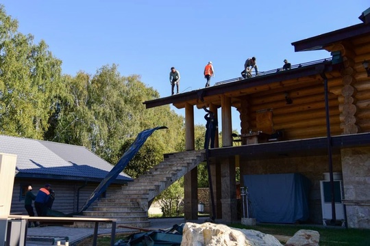 🏚 В деревне Никульское на берегу Пяловского водохранилища сносят дом 
Он был построен незаконно и забор..