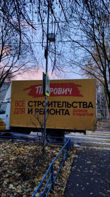 Утро, грузовой автомобиль припаркован на пешеходном переходе перед школой. Тем самым, закрыв обзор..