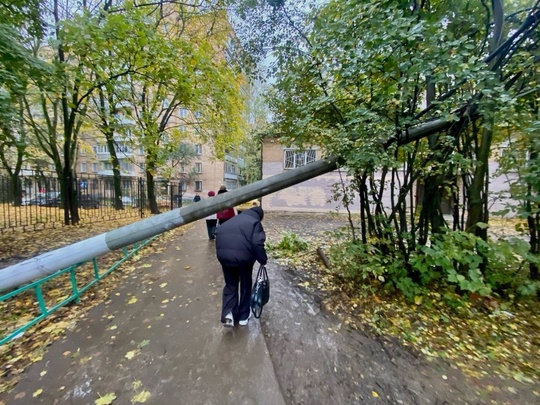 Прошло больше суток, как на Вокзальной лежит поваленный столб. Коммунальщики все ещё в пути на помощь,..