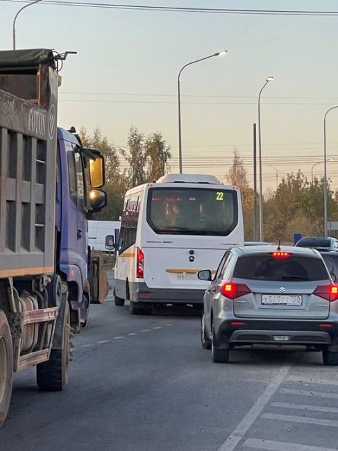 В 7.03 маршрутный автобус 22, следовавший по маршруту п.пироговский-ст. Мытищи. гос номер видно плохо, У692,..