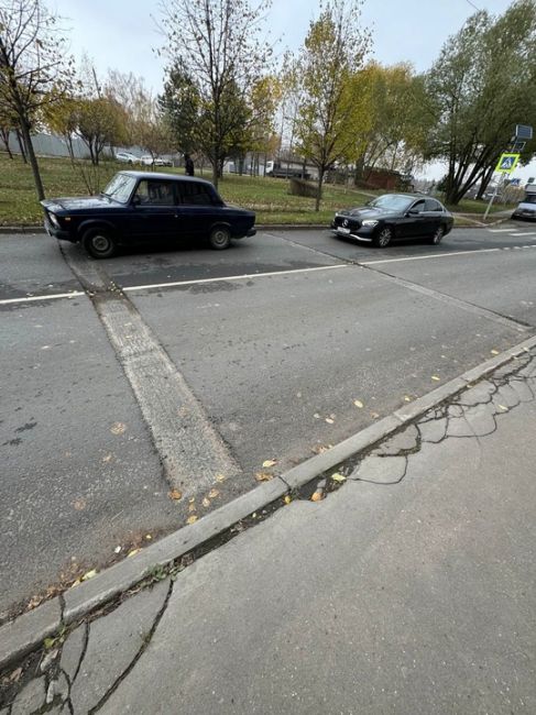 В Пироговском, по всей протяженности улицы Фабричной проштробили новый асфальт под лежачие полицейские и..