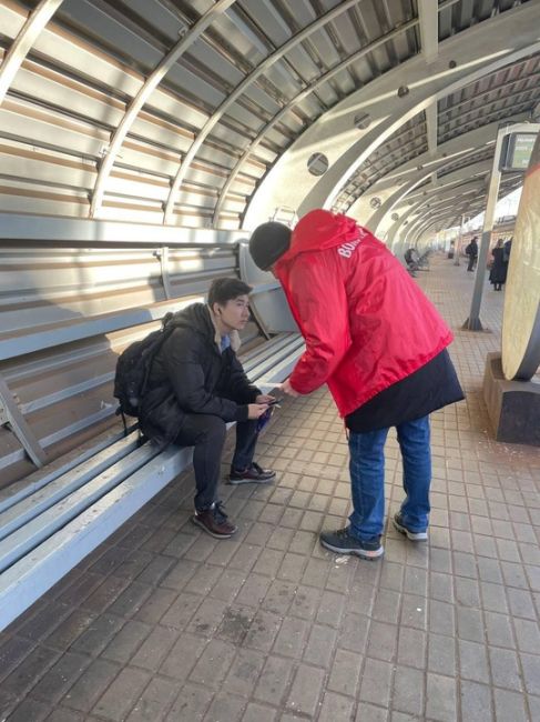 Безопасность жителей округа🚊  На железнодорожной станции Воронок волонтеры рассказали пассажирам..