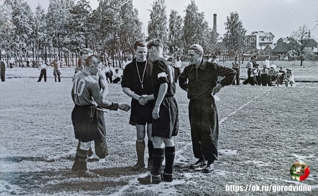 1958 год. Перед началом матча в поселке..