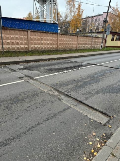 В Пироговском, по всей протяженности улицы Фабричной проштробили новый асфальт под лежачие полицейские и..