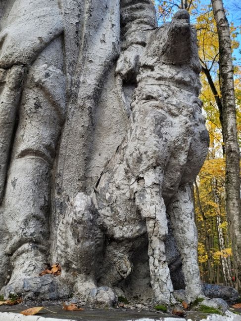 Хотелось бы обратить внимание на состояние скульптур в городском парке. Пограничник с собакой..