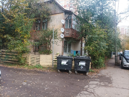 Что в городе, происходит, я не понимаю. Третий день к нам под окна ставят мусорные баки, это уже вошло в..