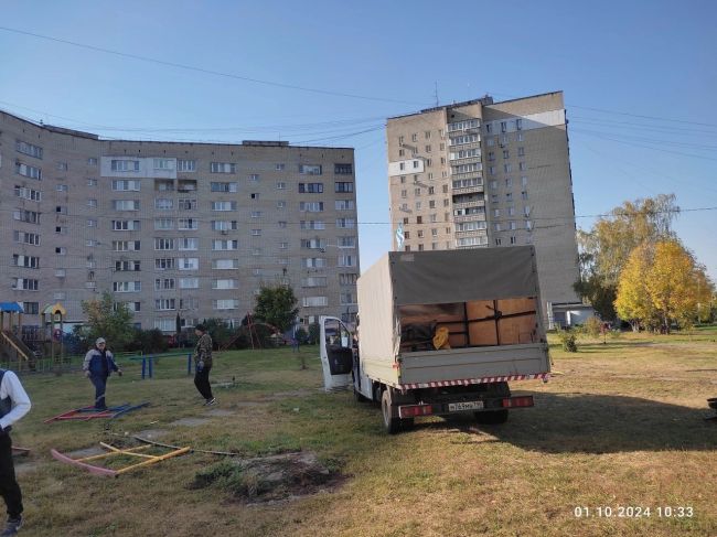 Уничтожение работниками МБУ Благоустройство, на детской площадке д.43 по ул.Спортивная, элемента Радуга,..