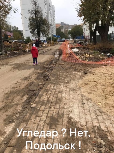 Климовск на перекрестке возле больницы упало дерево. Будьте осторожны! 
Фото из чата "Подольск: пробки,..