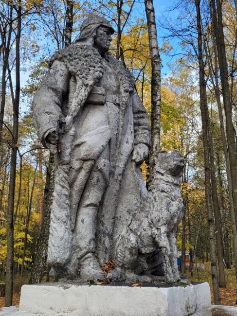 Хотелось бы обратить внимание на состояние скульптур в городском парке. Пограничник с собакой..