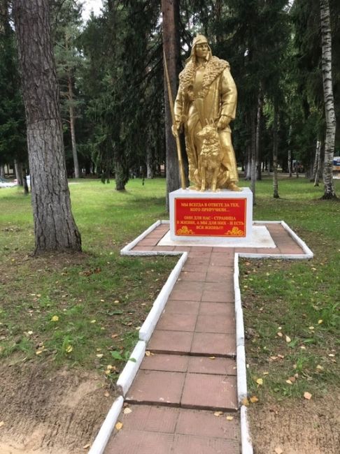 Хотелось бы обратить внимание на состояние скульптур в городском парке. Пограничник с собакой..