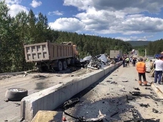 😱Грузовик смял пять легковых автомобилей.  Страшная авария произошла около 12 часов 15 минут на 19 километре..