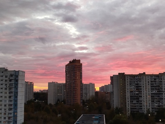 Какой сегодня малиновый закат в Химках..