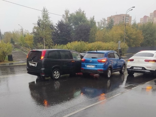 В городе множество мелких аварий: кажется, в этом сезоне дождь так редок, что водители просто забыли как в его..