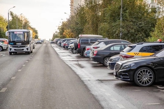 ❗На улице Чистяковой начали менять разметку вдоль дороги: теперь водителям можно будет парковаться только..