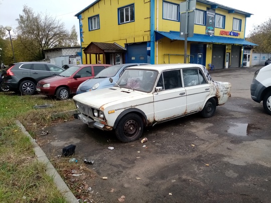 Бесплатная автостоянка напротив ТЦ "Елка" все больше превращается в отстойник автохлама, прицепов и даже..