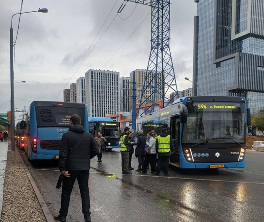 Охота на зайцев проходит на севере Москвы.  Перед станцией метро «Водный стадион» заходят контроллеры,..