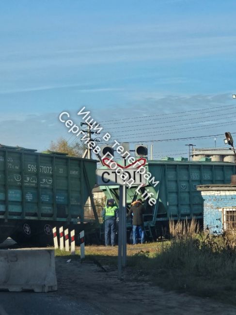 Вагоны с переезда ещё не убрали, однако пробки нет. Сообщает..