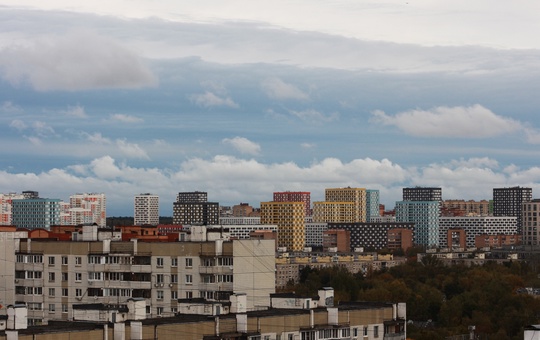 Тучи над городом встали... Сильный северный ветер принёс из Мурманска красивые тёмные тучи с белокрылыми..