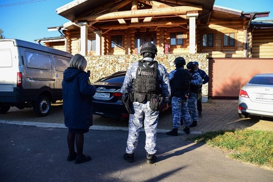 🏚 В деревне Никульское на берегу Пяловского водохранилища сносят дом 
Он был построен незаконно и забор..