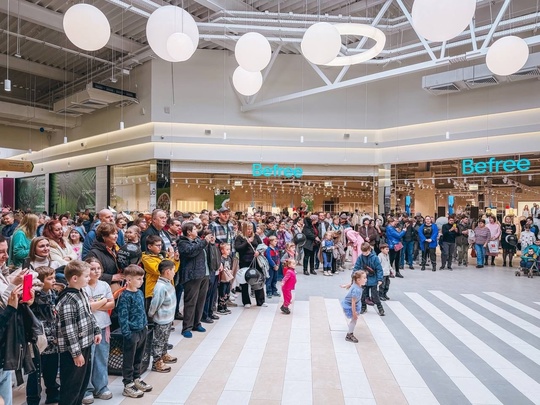 Возле Можайского шоссе в Юдино открылся ТЦ «ОдиПарк» 🎊  В холле проходят развлекательные мероприятия и..