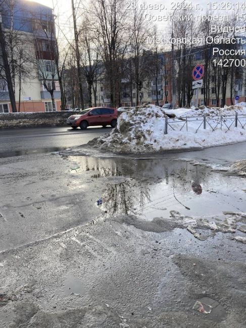 Помните эту зимнюю лужу на Советской, с торца Дикси? Она образуется каждую оттепель, заставляя пешеходов..