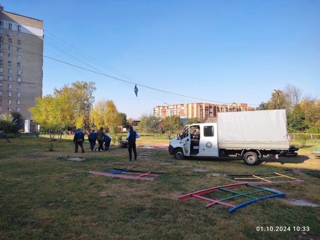 Уничтожение работниками МБУ Благоустройство, на детской площадке д.43 по ул.Спортивная, элемента Радуга,..