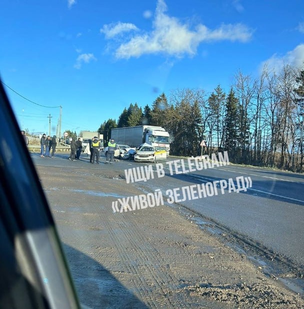 🚖В деревне Хоругвино, что находится недалеко от Зеленограда, вчера произошло серьёзное ДТП.  Правую часть..