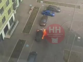 В Некрасовке на Маресьева сгорел припаркованный во дворе автомобиль.  Подробности..