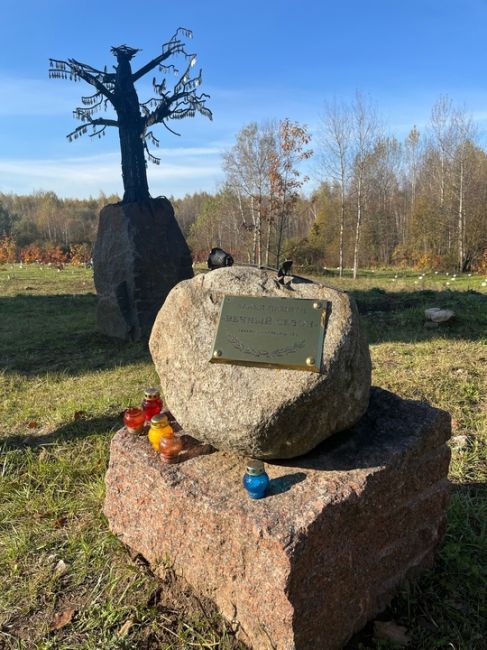 Кто не знает,у нас за МПК есть Аллея памяти погибшим мотоциклистам «Вечный сезон»  Очень грустное..