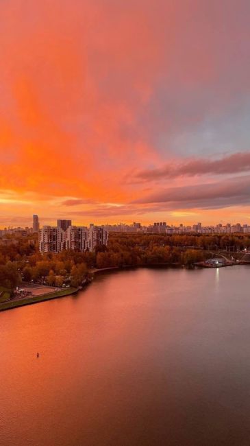 Ну и рассветы в Химках пошли роскошные, что-то невероятное..