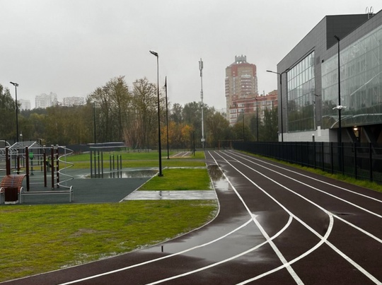 ОТКРЫЛИ ШКОЛУ, А СТАДИОН УЖЕ В ЛУЖАХ 💧
Совсем недавно у нас, в ЖК «Пехра», открыли новую школу. Казалось бы,..