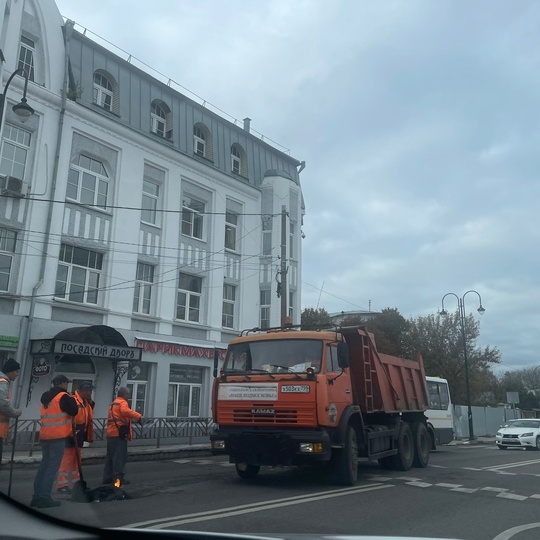 ⚡ В Старом городе работают дорожники. Снова ликвидируют провал дорожного полотна, который образуется здесь..