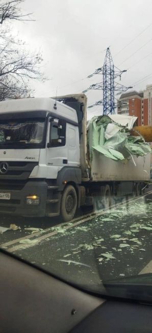 ❗️На выезде с Ленинградки из Химок на МКАД перевернулась фура  На видео её уже обратно поставили на колеса,..