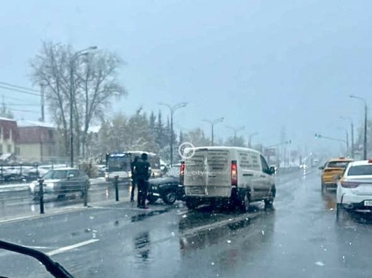 На Можайском шоссе возле УВД октябрьский слёт троих..