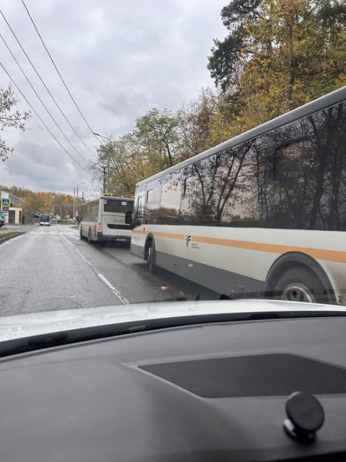 НЕ УЛИЦА, А ОТСТОЙНИК ДЛЯ АВТОБУСОВ 🤷‍♂️
Они все на ул.Зеленой стоят вдоль дороги теперь и мешают..