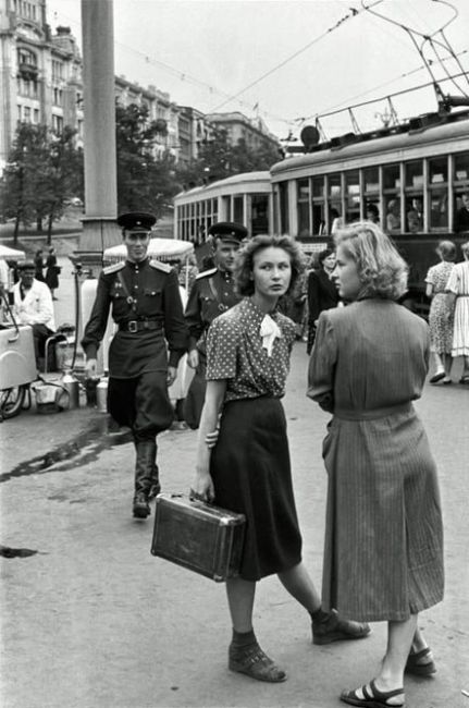 Обожаю смотреть на такие фотографии. Здесь всё прекрасно. Две красивые русские девушки, у одной..