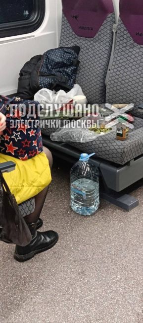 🚆В вагоне-ресторане «Иволга 4.0» на МЦД-3 пассажиры организовали импровизированный фуршет. На велюровых..