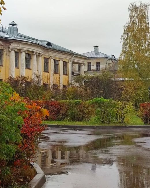 Комплекс зданий в стиле неоклассицизма, построенных в рамках проекта "город-сад" в начале прошлого..