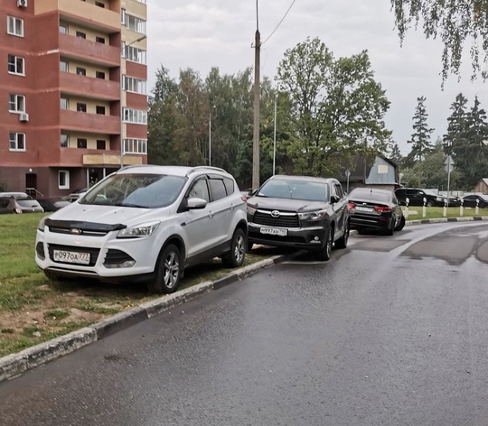 Браво водителю Митсубиси! Парковка на бордюре и газоне с перекрытием проезда! Бригада скорой не смогла..