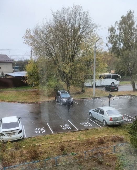 Это законно?  Помимо разметки, владелец белого Хендай (на фото слева), а также отдельные индивидуумы, ставят..