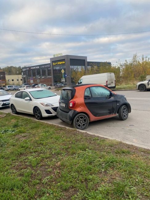 Хорошо быть маленькой машинкой, везде можно припарковаться любым боком..