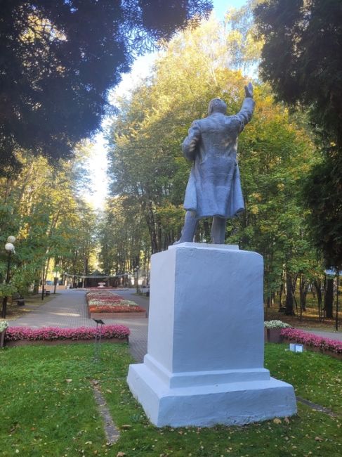 Хотелось бы обратить внимание на состояние скульптур в городском парке. Пограничник с собакой..