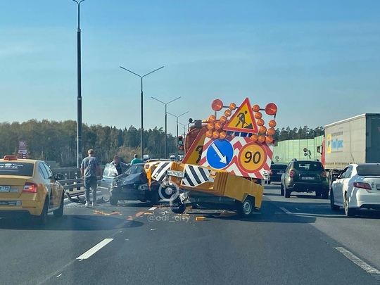 Минское шоссе в область, напротив «Либхер» двойная авария 🚧 
Как сообщил подписчик "Типичное Одинцово",..