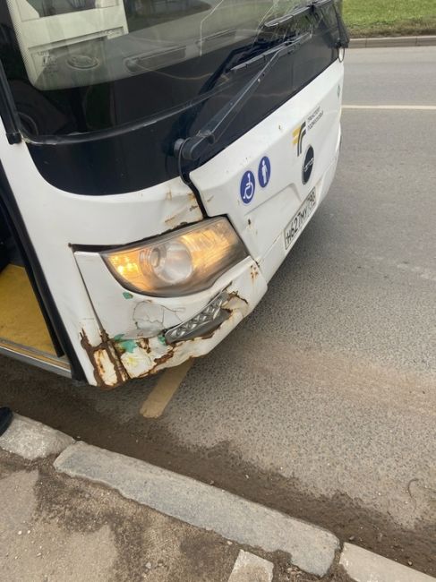 Добрый день . Хотелось бы пожаловаться на автобус 456 . Просто обнаглели и полнейшие хамы . Проехав 2 остановки..