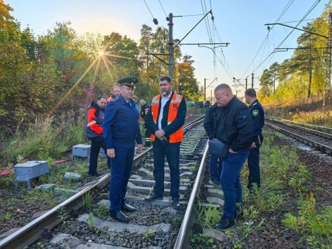 Появилось видео с сошедшими с рельсов вагонами на Ярославском направлении Московской железной дороги.  На..