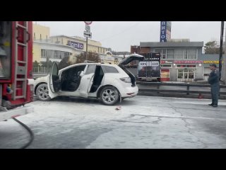 ❗️На Ленинградке в районе Капитолия сейчас загорелась Мазда  Ждут пожарных, своими силами потушить не..