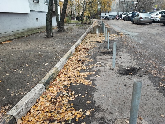 У дома по ул. Гурьева 12 в Раменском на дороге во дворе поставили столбы. Вот бы узнать, для чего этого? Может..