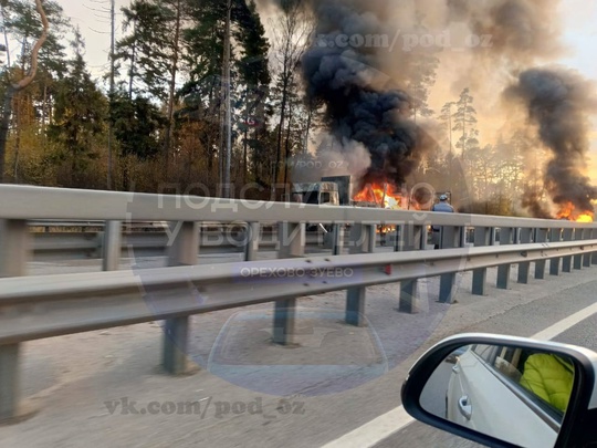 Горят несколько машин прямо сейчас 🔥 
Горьковское шоссе. Перед поворотом на красный..