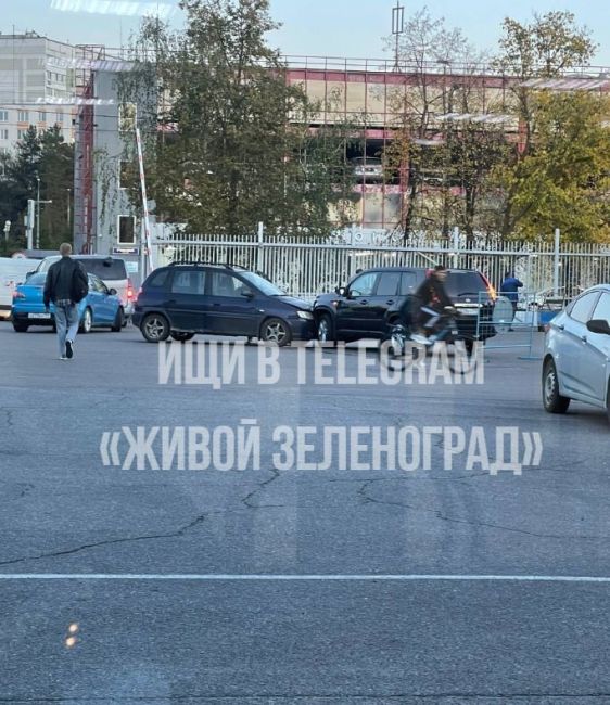 🚗На 2-м Западном проспекте в районе ОПК Зеленоградский произошло ДТП: автомобили не смогли разъехаться и..